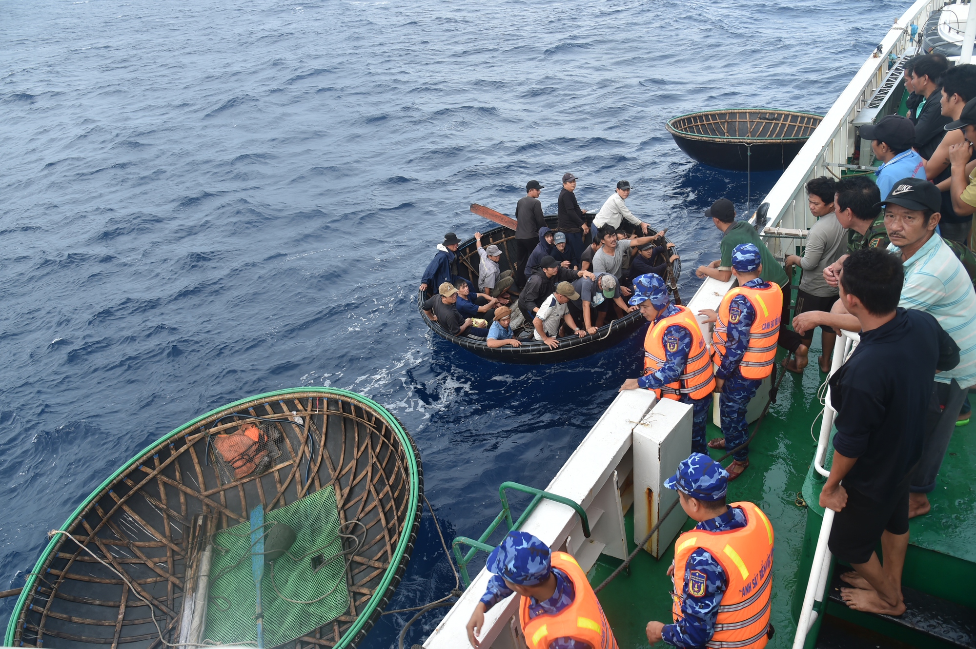 Tiếp nhận 52 thuyền viên tàu cá Đà Nẵng bị cháy, chìm ở Trường Sa- Ảnh 4.