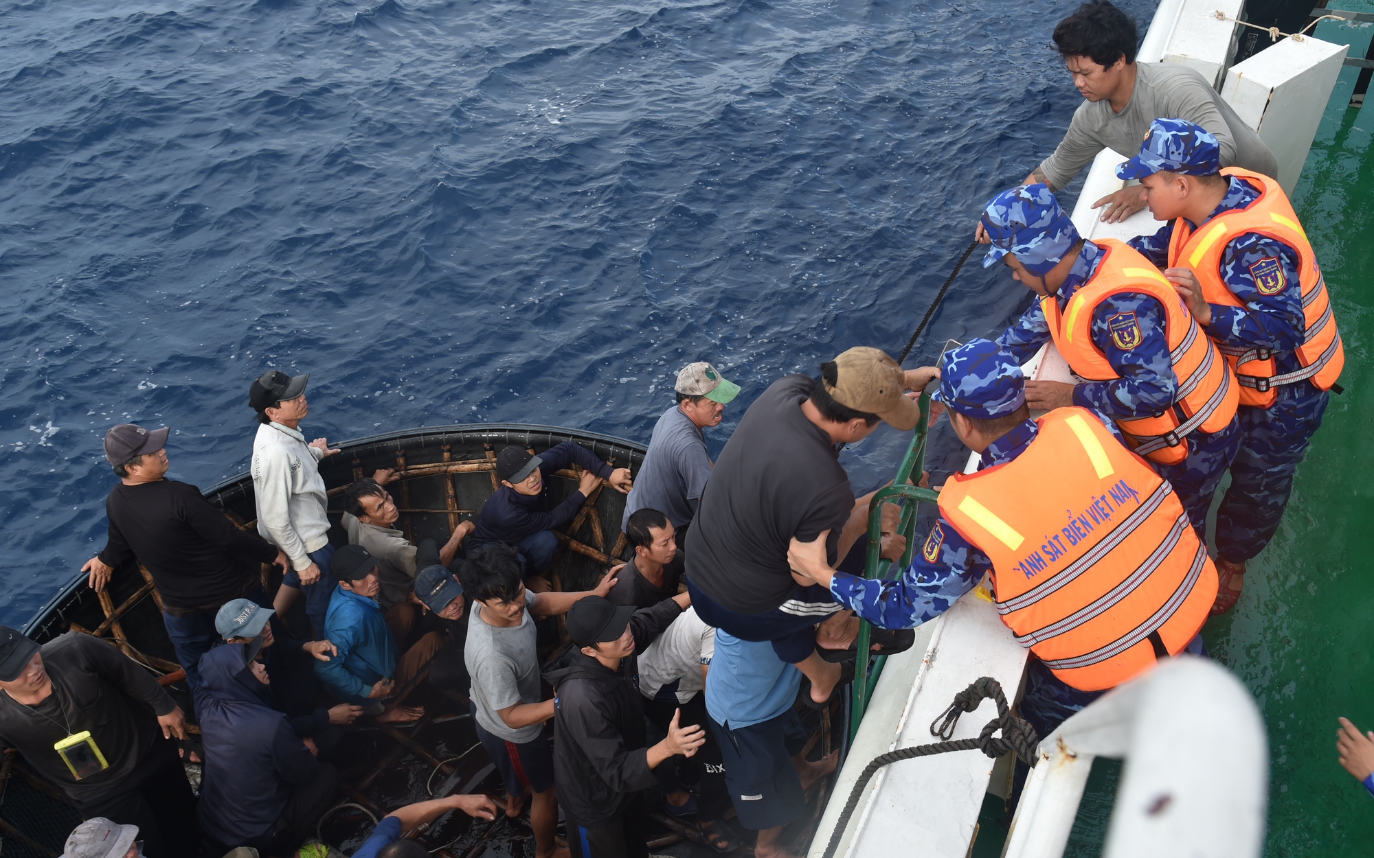 Tiếp nhận 52 thuyền viên tàu cá Đà Nẵng bị cháy, chìm ở Trường Sa