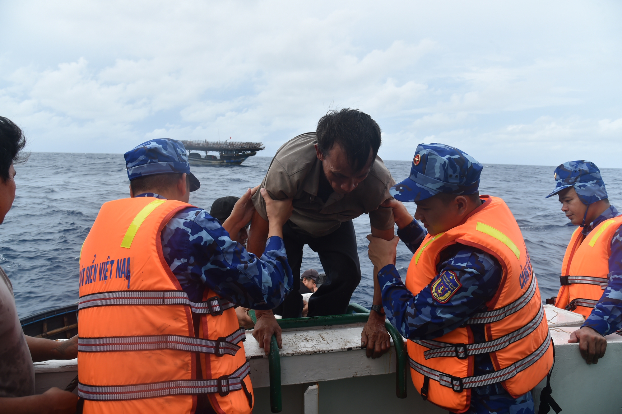 Tiếp nhận 52 thuyền viên tàu cá Đà Nẵng bị cháy, chìm ở Trường Sa- Ảnh 5.