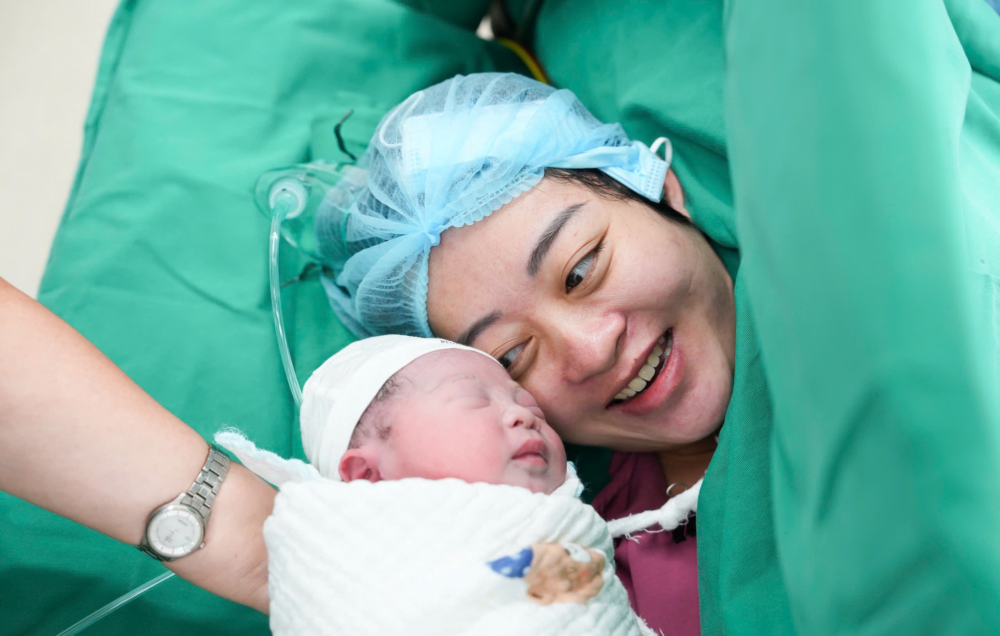 'Em bé US-HIFU' đầu tiên chào đời: Bước tiến kép trong điều trị u và hỗ trợ sinh sản- Ảnh 1. 'Em bé US-HIFU' đầu tiên chào đời: Bước tiến kép trong điều trị u và hỗ trợ sinh sản- Ảnh 1.