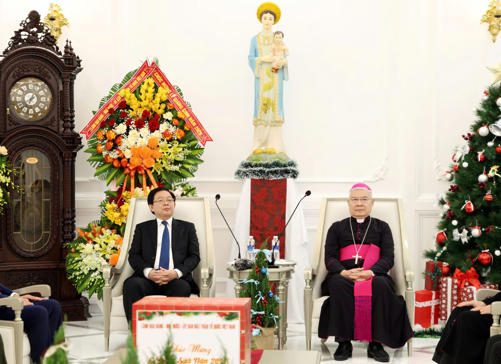 Phó Thủ tướng Hồ Quốc Dũng thăm, chúc mừng Giáng sinh Tổng Giáo phận Huế- Ảnh 2. Phó Thủ tướng Hồ Quốc Dũng thăm, chúc mừng Giáng sinh Tổng Giáo phận Huế- Ảnh 2.