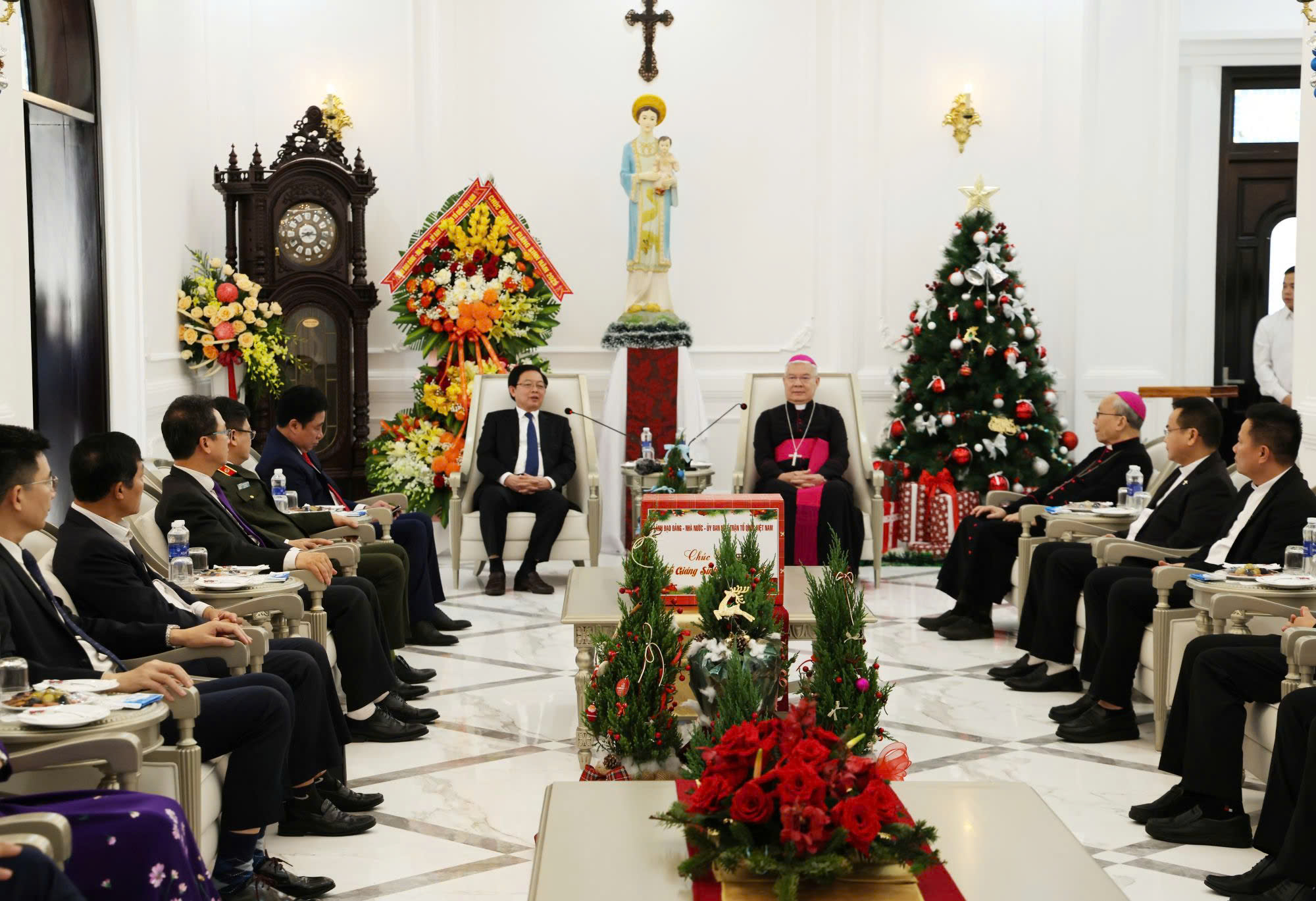 Phó Thủ tướng Hồ Quốc Dũng thăm, chúc mừng Giáng sinh Tổng Giáo phận Huế- Ảnh 3. Phó Thủ tướng Hồ Quốc Dũng thăm, chúc mừng Giáng sinh Tổng Giáo phận Huế- Ảnh 3.