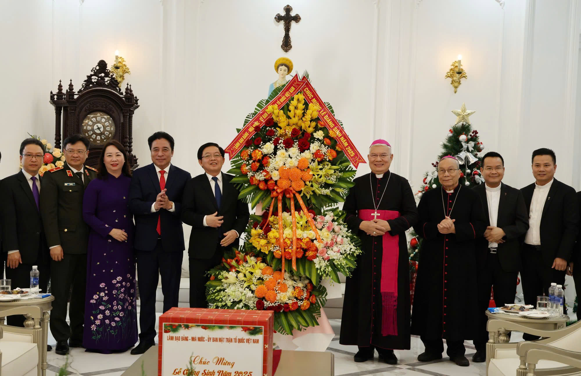 Phó Thủ tướng Hồ Quốc Dũng thăm, chúc mừng Giáng sinh Tổng Giáo phận Huế- Ảnh 1. Phó Thủ tướng Hồ Quốc Dũng thăm, chúc mừng Giáng sinh Tổng Giáo phận Huế- Ảnh 1.