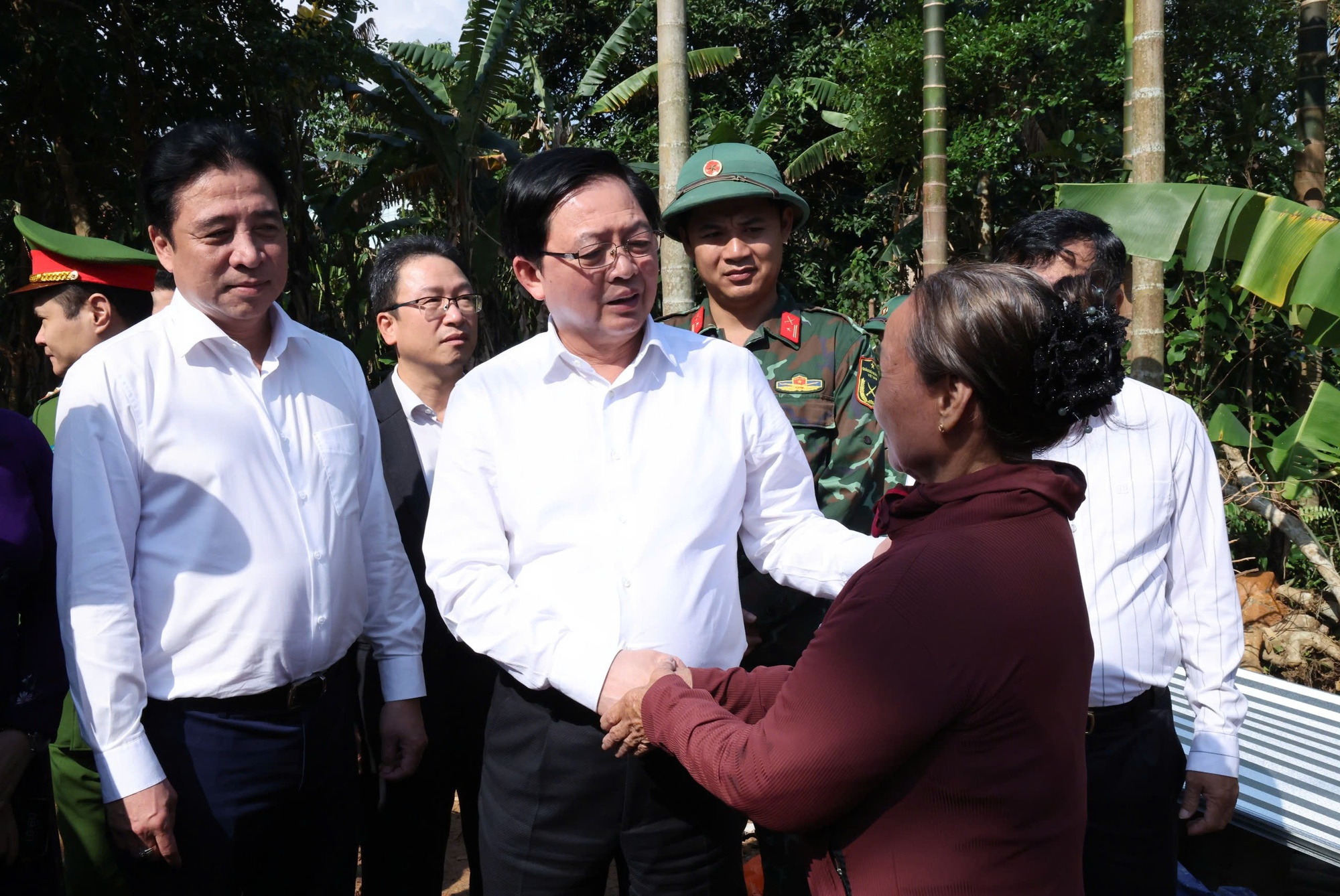 Phó Thủ tướng Hồ Quốc Dũng kiểm tra tình hình triển khai 'Chiến dịch Quang Trung' tại thành phố Huế- Ảnh 3. Phó Thủ tướng Hồ Quốc Dũng kiểm tra tình hình triển khai 'Chiến dịch Quang Trung' tại thành phố Huế- Ảnh 3.