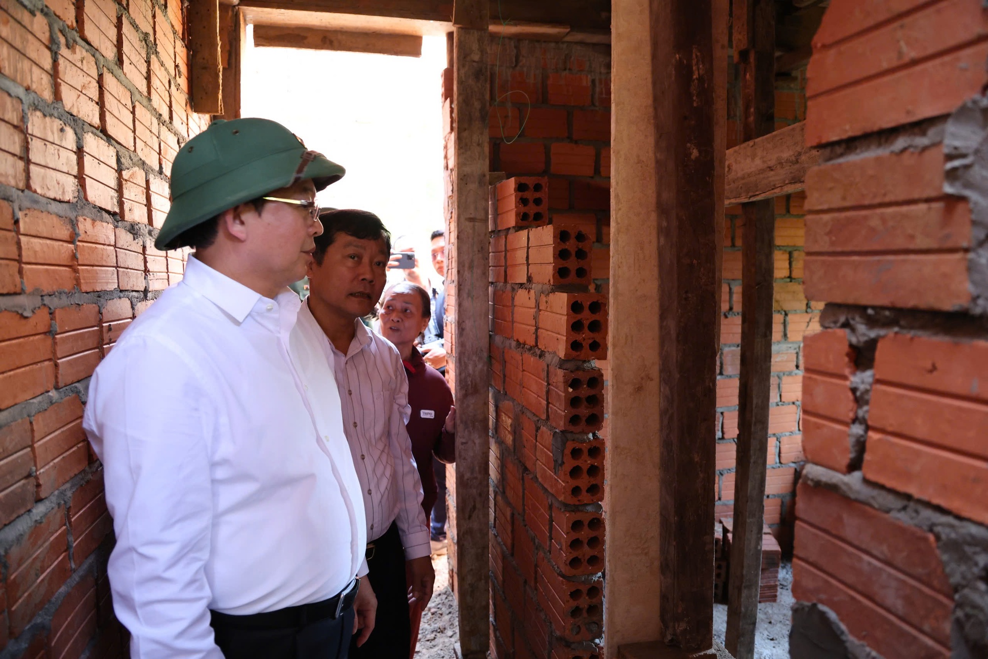 Phó Thủ tướng Hồ Quốc Dũng kiểm tra tình hình triển khai 'Chiến dịch Quang Trung' tại thành phố Huế- Ảnh 4. Phó Thủ tướng Hồ Quốc Dũng kiểm tra tình hình triển khai 'Chiến dịch Quang Trung' tại thành phố Huế- Ảnh 4.