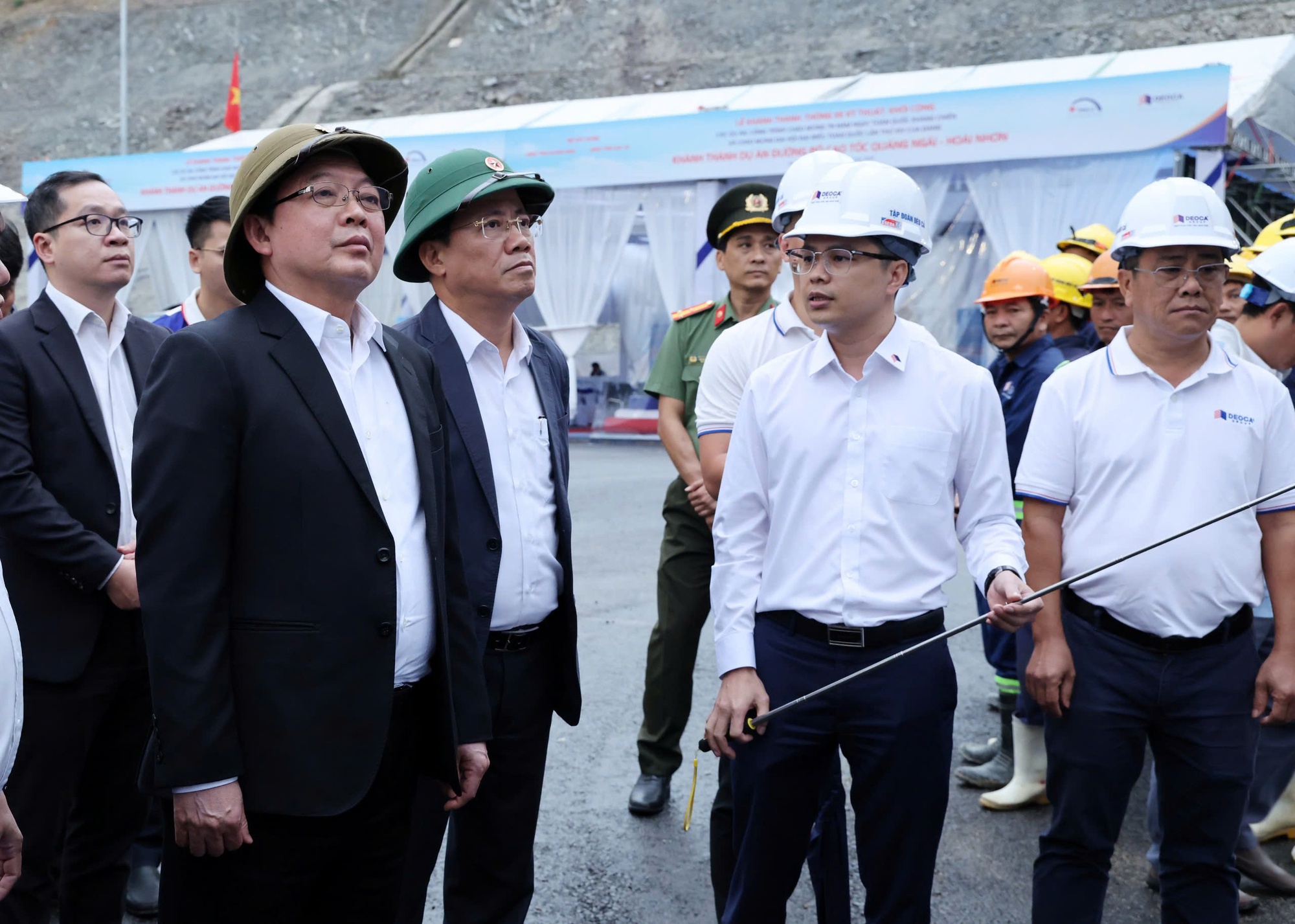 Phó Thủ tướng Hồ Quốc Dũng thăm, động viên lực lượng thi công Dự án cao tốc Quảng Ngãi – Hoài Nhơn- Ảnh 2. Phó Thủ tướng Hồ Quốc Dũng thăm, động viên lực lượng thi công Dự án cao tốc Quảng Ngãi – Hoài Nhơn- Ảnh 2.