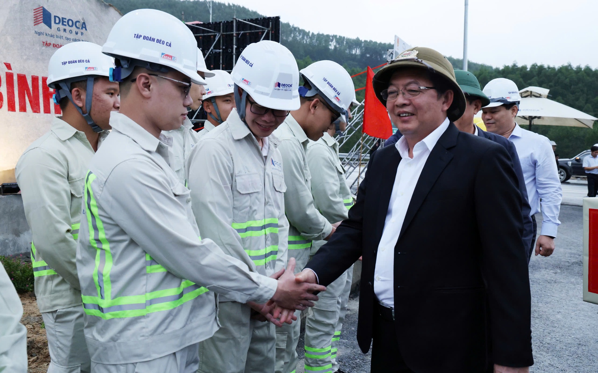 Phó Thủ tướng Hồ Quốc Dũng thăm, động viên lực lượng thi công Dự án cao tốc Quảng Ngãi – Hoài Nhơn