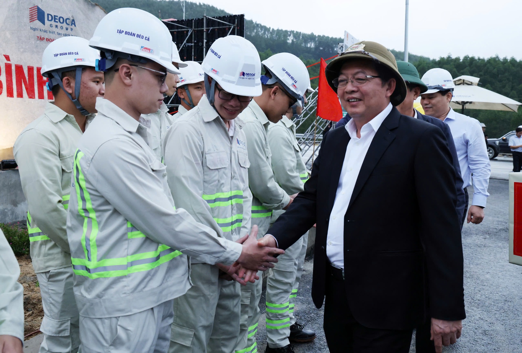 Phó Thủ tướng Hồ Quốc Dũng thăm, động viên lực lượng thi công Dự án cao tốc Quảng Ngãi – Hoài Nhơn- Ảnh 1. Phó Thủ tướng Hồ Quốc Dũng thăm, động viên lực lượng thi công Dự án cao tốc Quảng Ngãi – Hoài Nhơn- Ảnh 1.