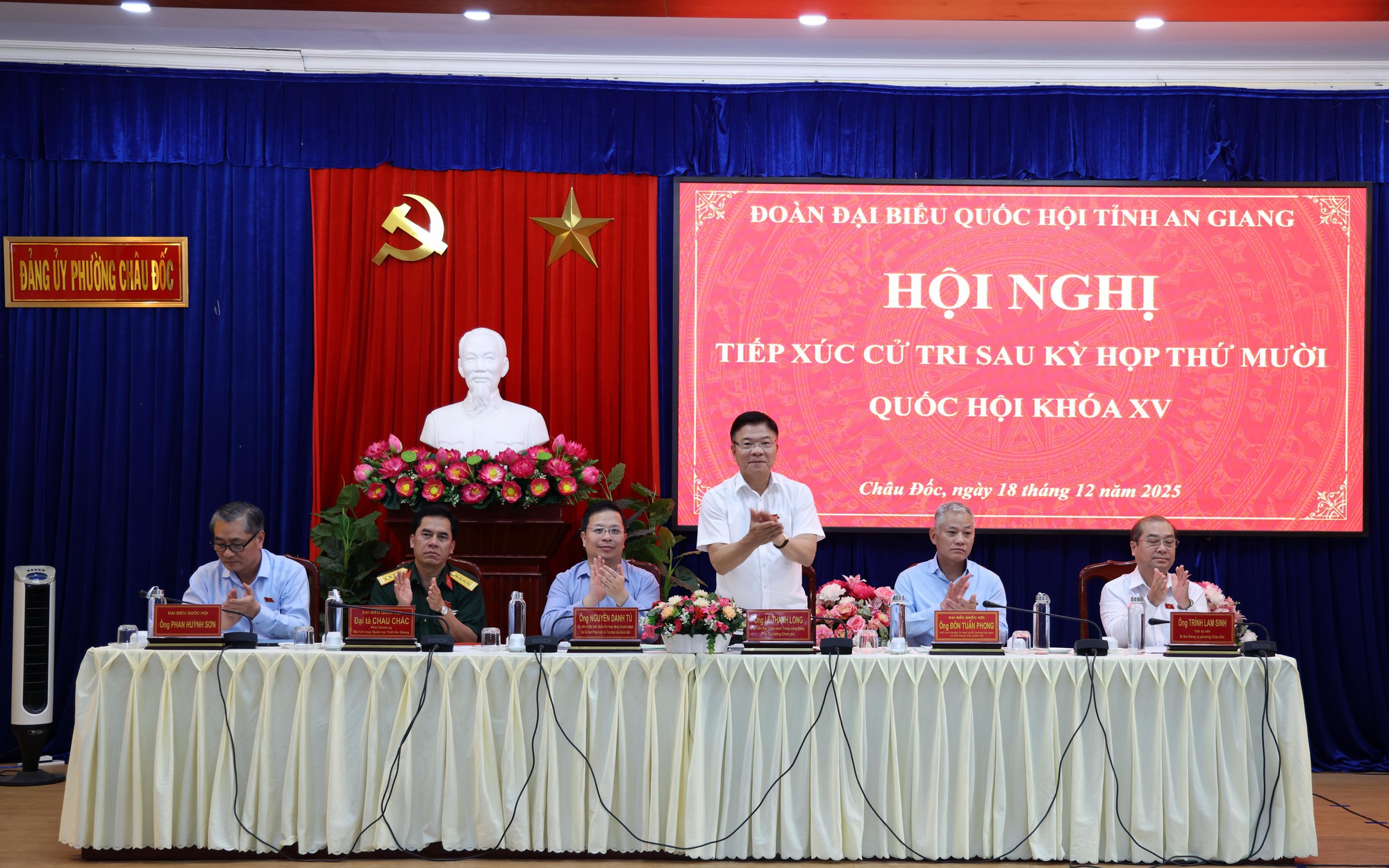 Phó Thủ tướng Lê Thành Long tiếp xúc cử tri An Giang