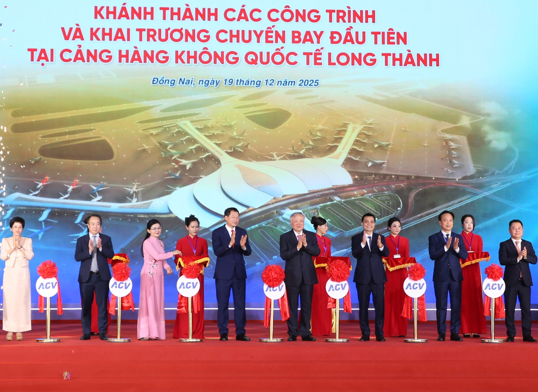 Phó Thủ tướng Thường trực Nguyễn Hòa Bình dự lễ khánh thành các công trình và khai trương chuyến bay đầu tiên tại Sân bay Long Thành- Ảnh 4.