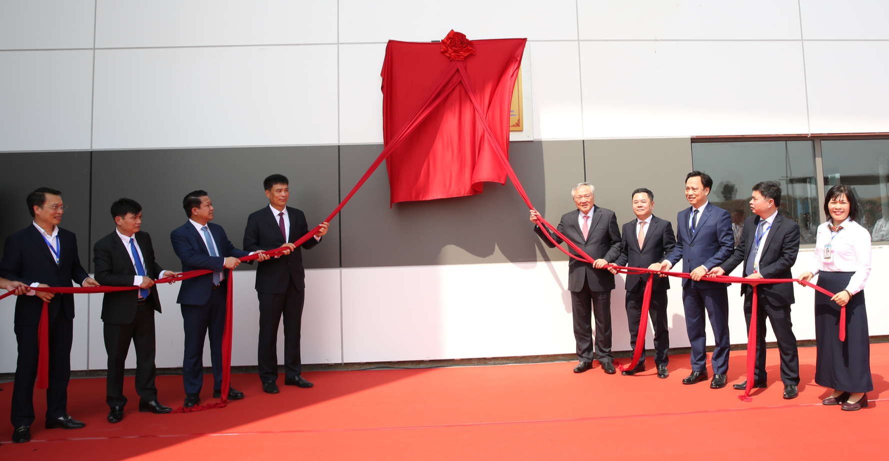 Phó Thủ tướng Thường trực Nguyễn Hòa Bình dự lễ khánh thành các công trình và khai trương chuyến bay đầu tiên tại Sân bay Long Thành- Ảnh 5.