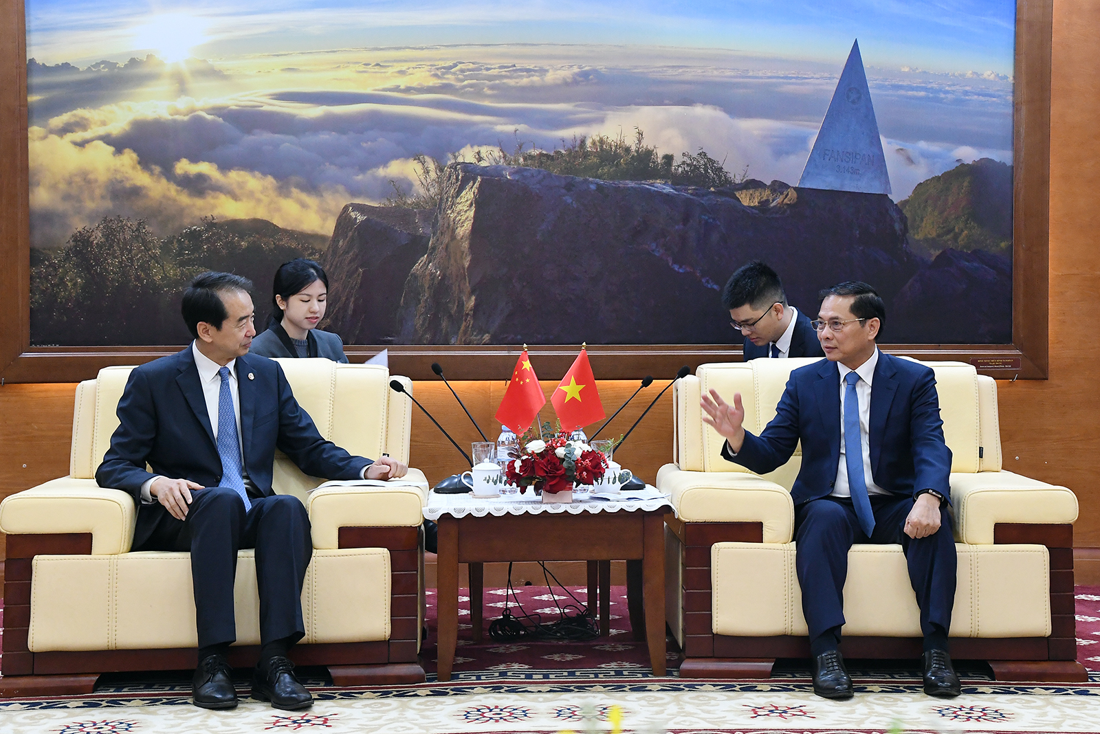 Phó Thủ tướng Bùi Thanh Sơn tiếp Đại sứ Trung Quốc Hà Vĩ- Ảnh 2. Phó Thủ tướng Bùi Thanh Sơn tiếp Đại sứ Trung Quốc Hà Vĩ- Ảnh 2.