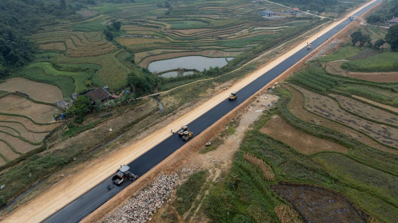 Năm 2025, cả nước đã khởi công, khánh thành 564 công trình, dự án hạ tầng- Ảnh 2.