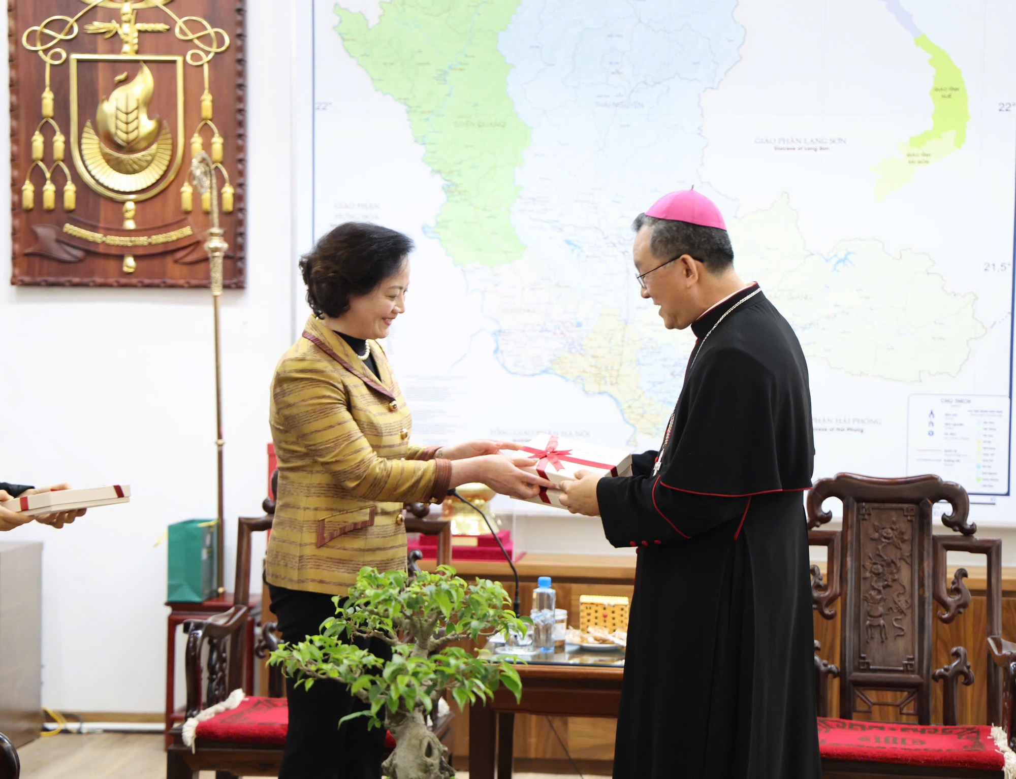 Phó Thủ tướng Phạm Thị Thanh Trà thăm, chúc mừng Giáng sinh Tòa Giám mục Bắc Ninh- Ảnh 4.