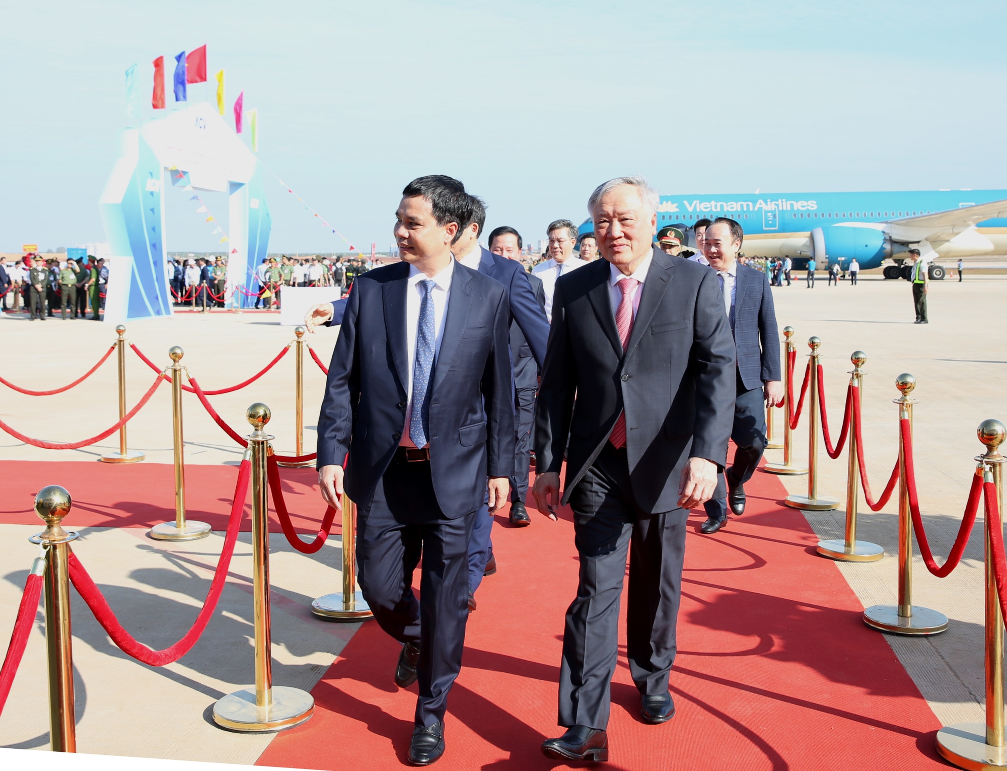 Phó Thủ tướng Thường trực Nguyễn Hòa Bình dự lễ khánh thành các công trình và khai trương chuyến bay đầu tiên tại Sân bay Long Thành- Ảnh 1.