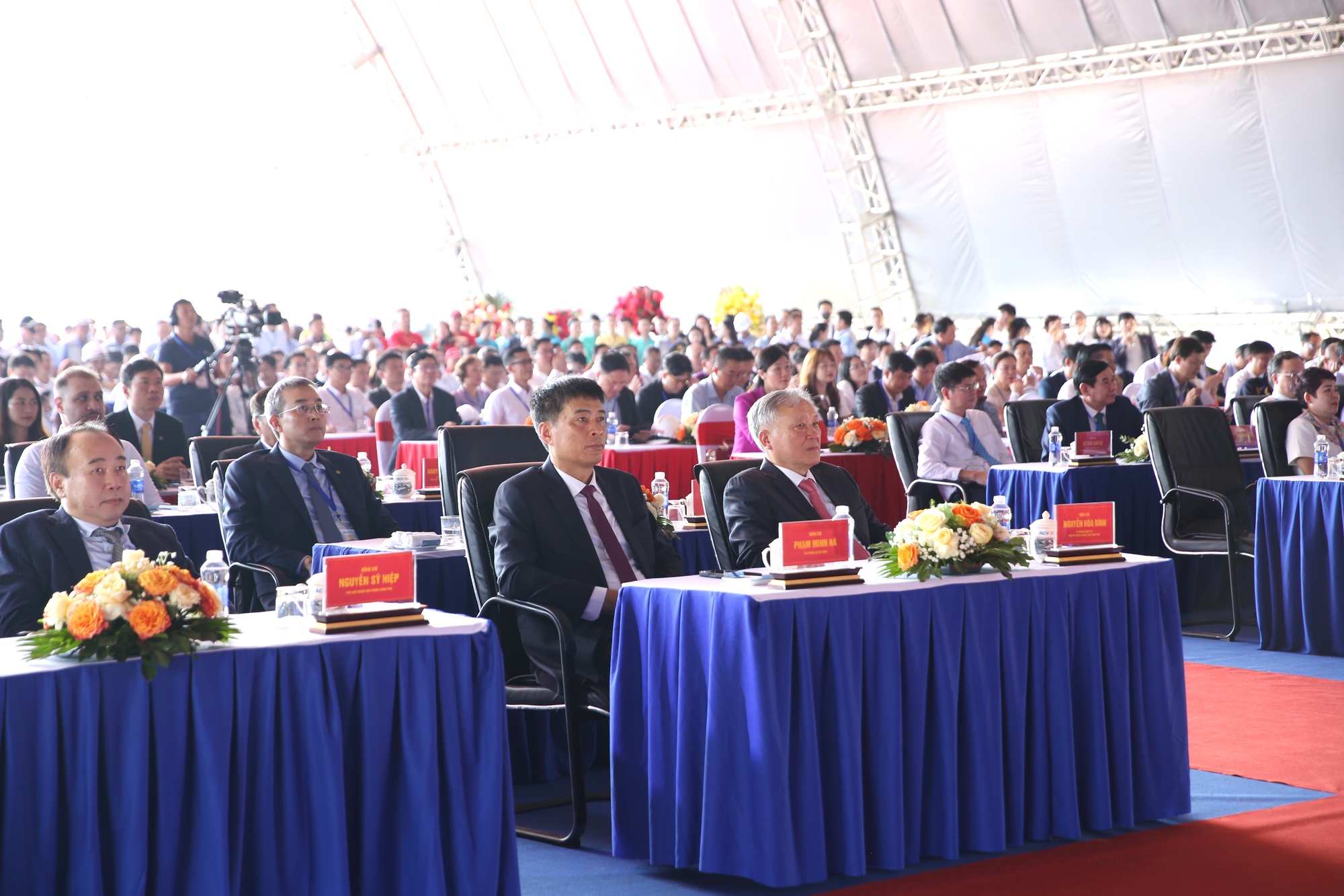 Phó Thủ tướng Thường trực Nguyễn Hòa Bình dự lễ khánh thành các công trình và khai trương chuyến bay đầu tiên tại Sân bay Long Thành- Ảnh 2.