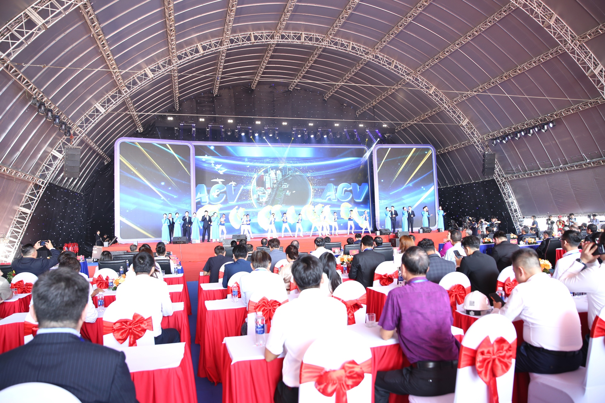 Phó Thủ tướng Thường trực Nguyễn Hòa Bình dự lễ khánh thành các công trình và khai trương chuyến bay đầu tiên tại Sân bay Long Thành- Ảnh 3.