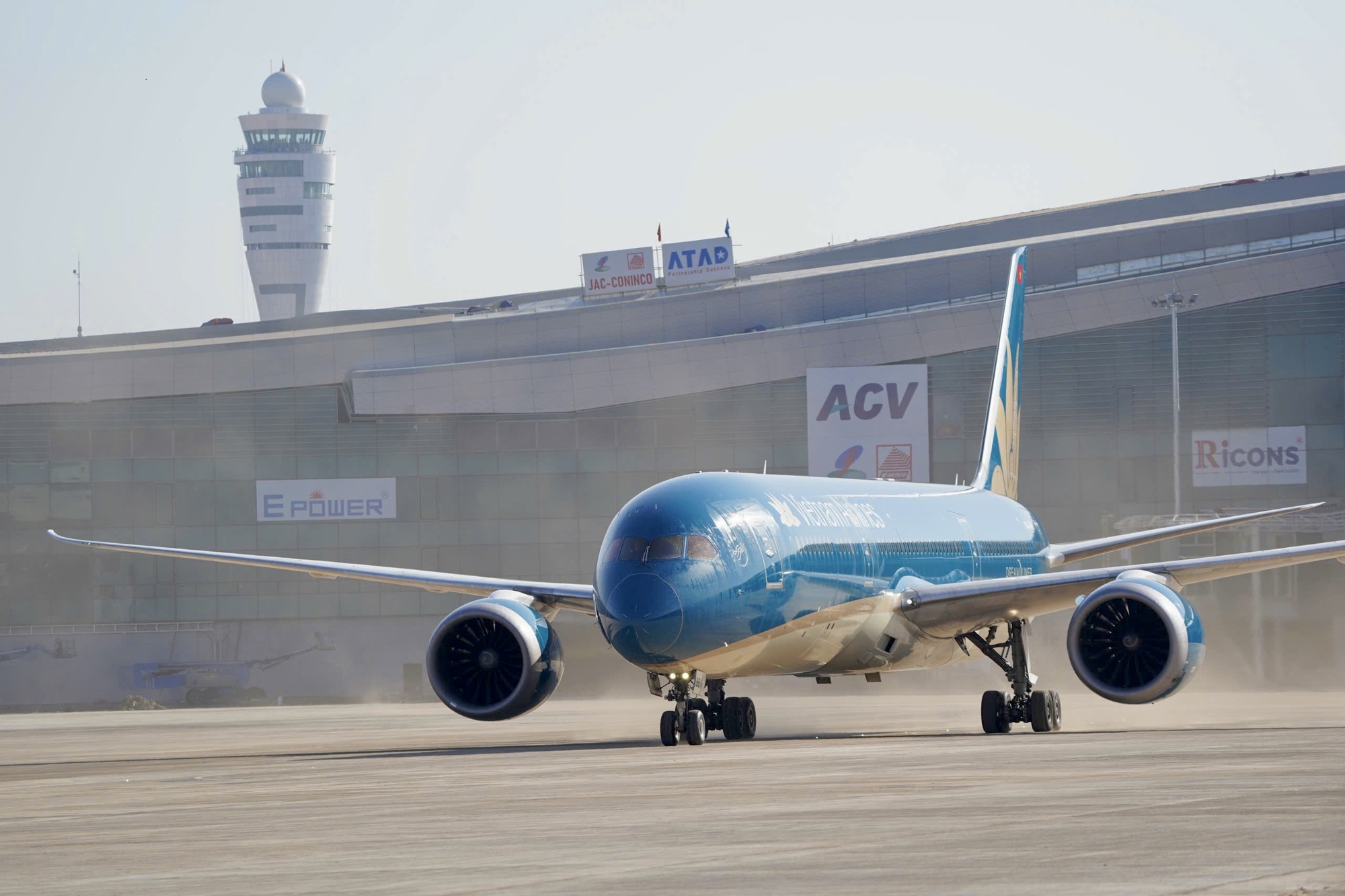 Vietnam Airlines thực hiện chuyến bay chở khách đầu tiên tại Sân bay Long Thành- Ảnh 4.