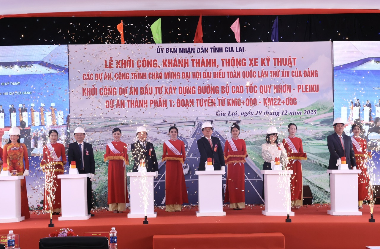 Phó Thủ tướng Hồ Quốc Dũng dự khởi công dự án xây dựng đường bộ cao tốc Quy Nhơn - Pleiku- Ảnh 5.