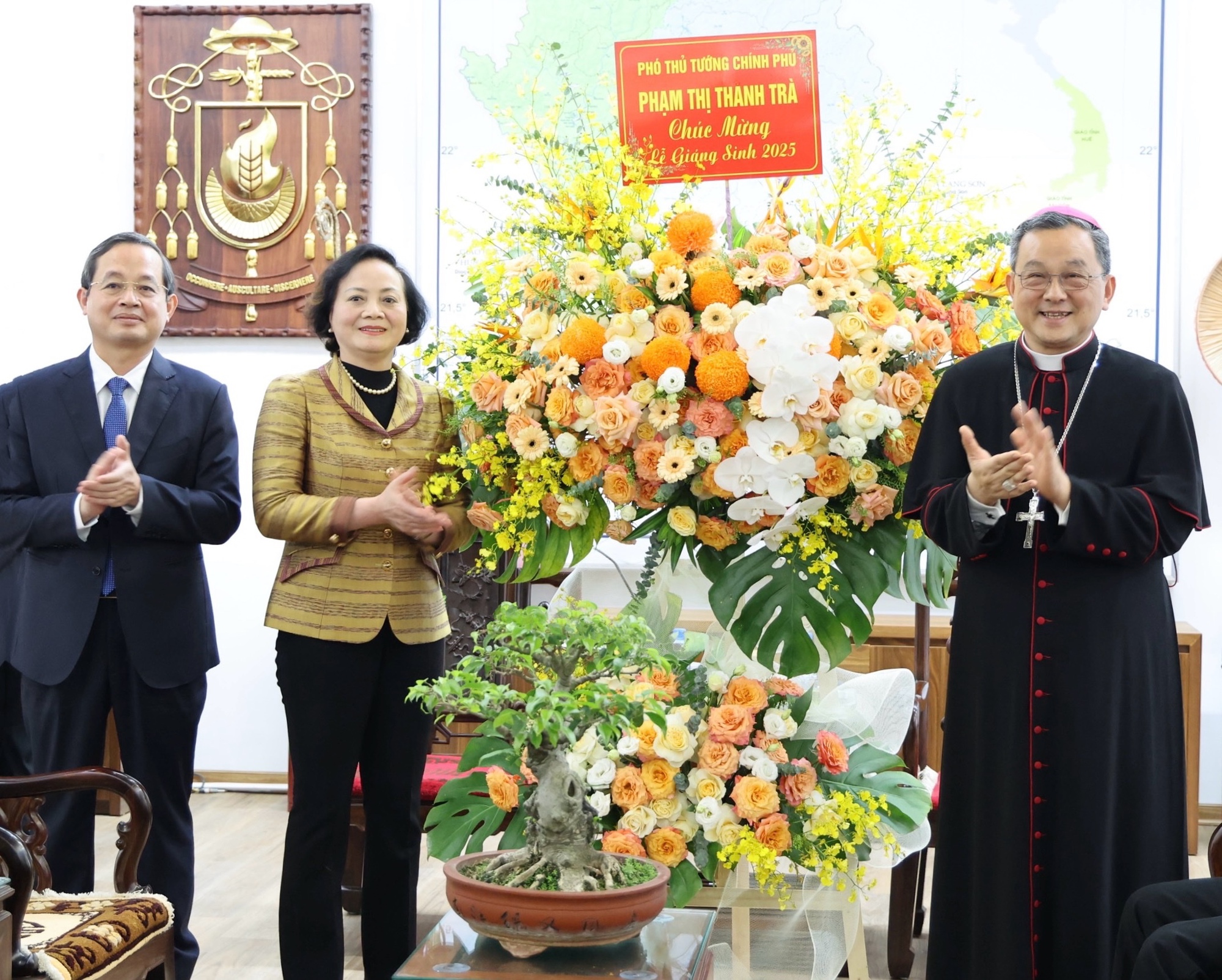 Phó Thủ tướng Phạm Thị Thanh Trà thăm, chúc mừng Giáng sinh Tòa Giám mục Bắc Ninh- Ảnh 2.
