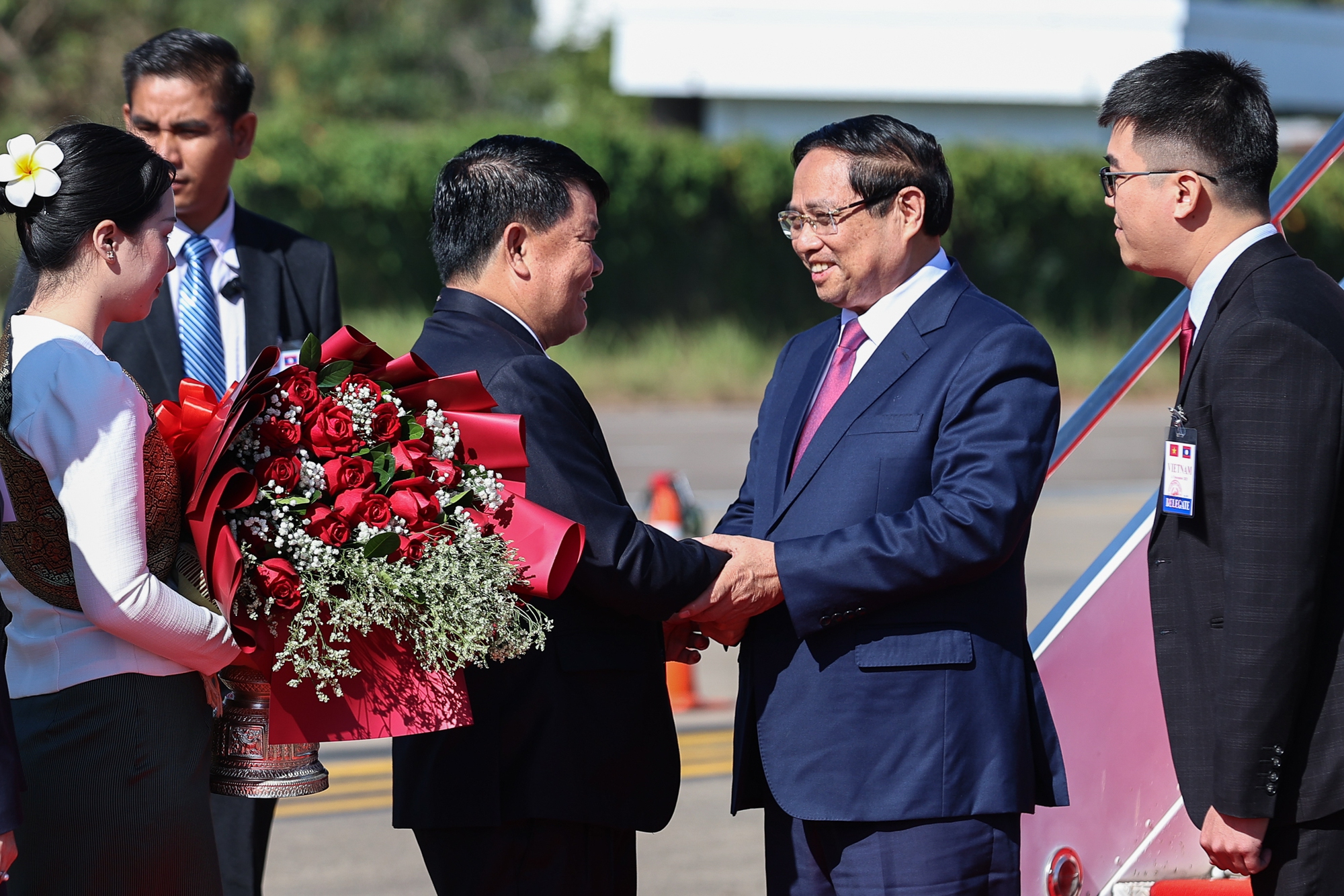 Thủ tướng Phạm Minh Chính tới Thủ đô Vientiane, bắt đầu chuyến công tác tại Lào- Ảnh 2.
