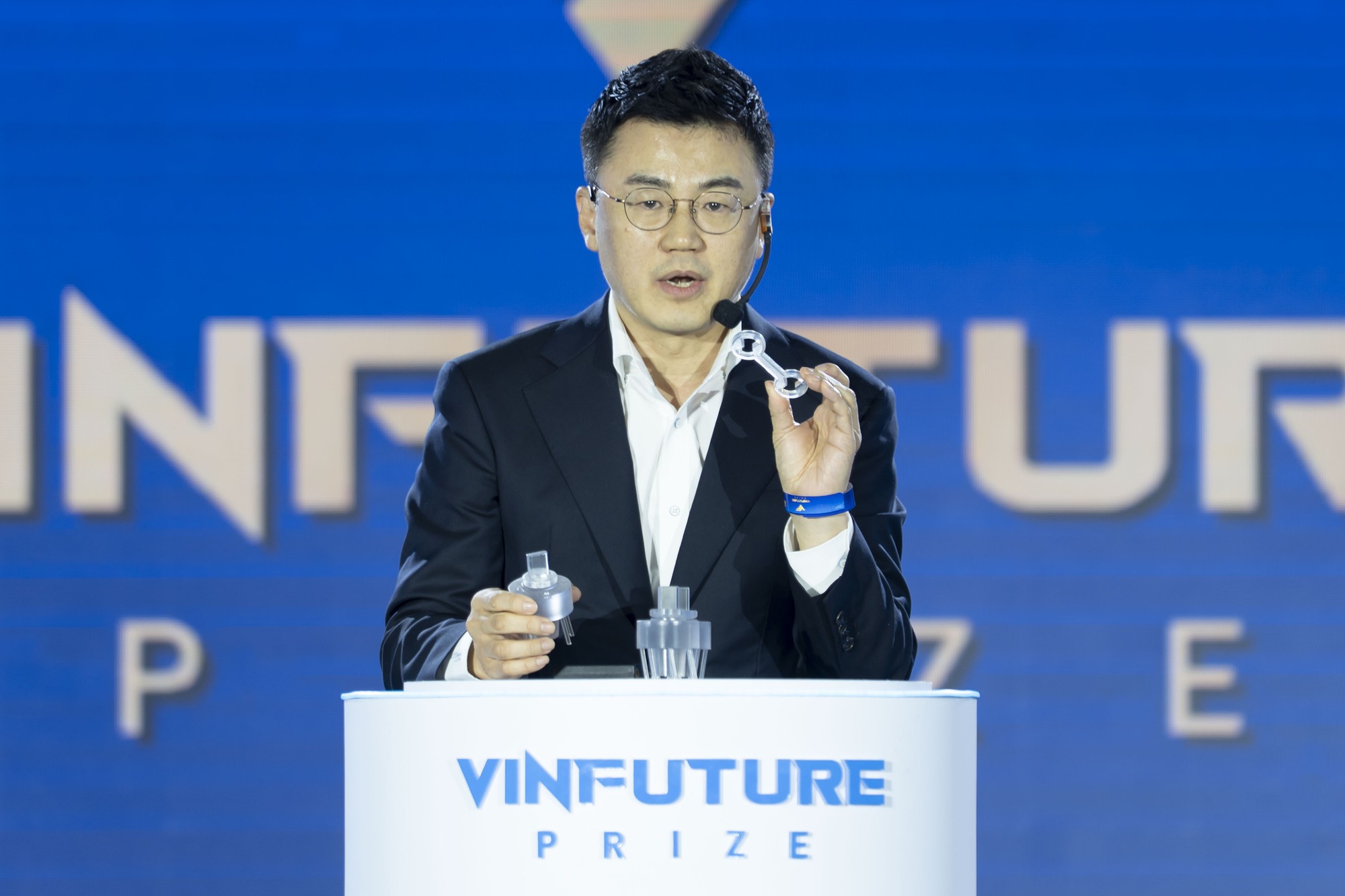 Khi khoa học truyền cảm hứng: Bốn câu chuyện đổi mới chạm tới trái tim tại VinFuture- Ảnh 1.