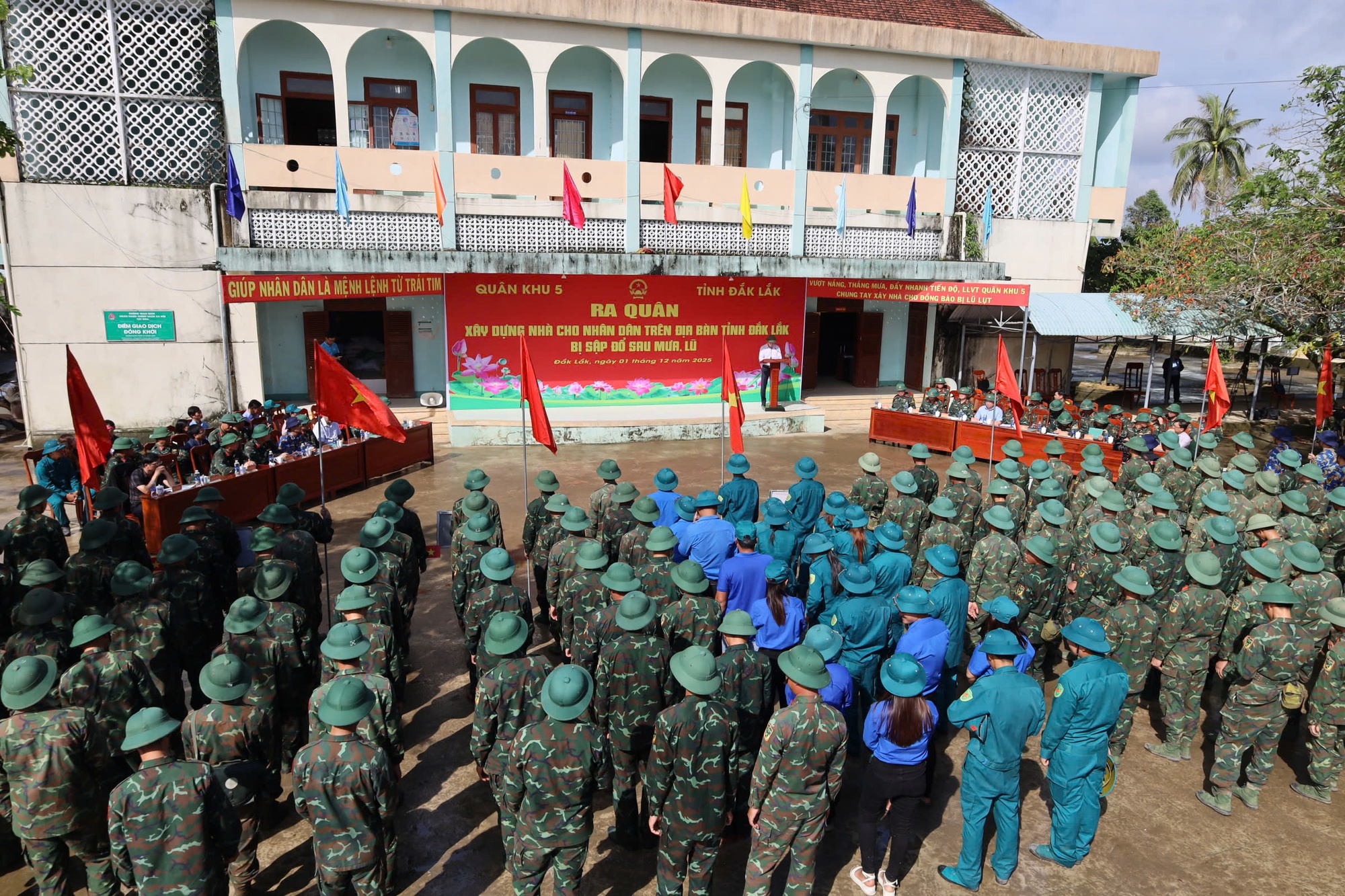 Thần tốc xây dựng lại những mái nhà sau lũ dữ- Ảnh 4.