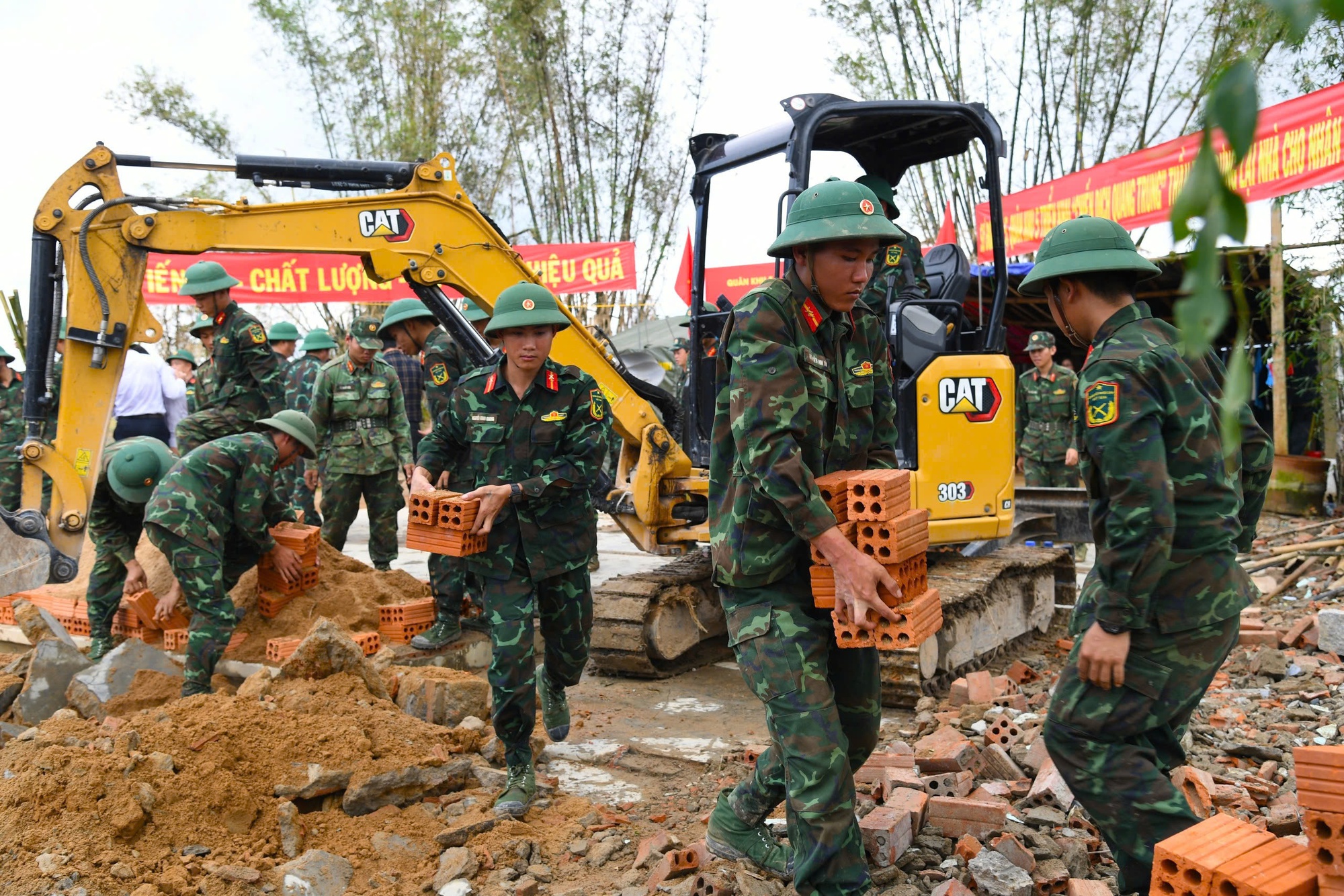 Thần tốc xây dựng lại những mái nhà sau lũ dữ- Ảnh 3.