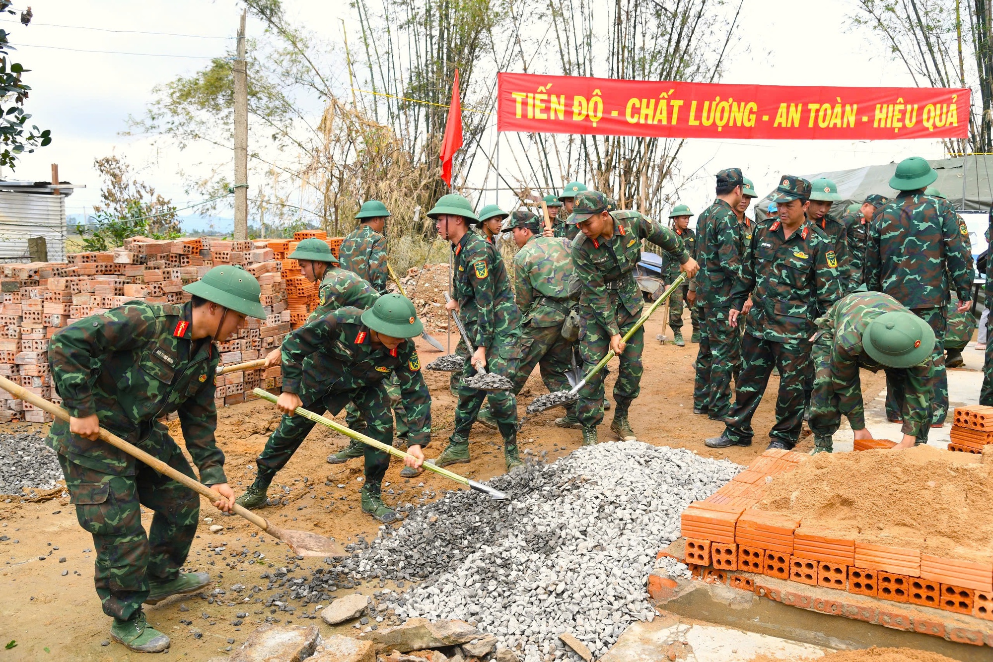 Thần tốc xây dựng lại những mái nhà sau lũ dữ- Ảnh 1.