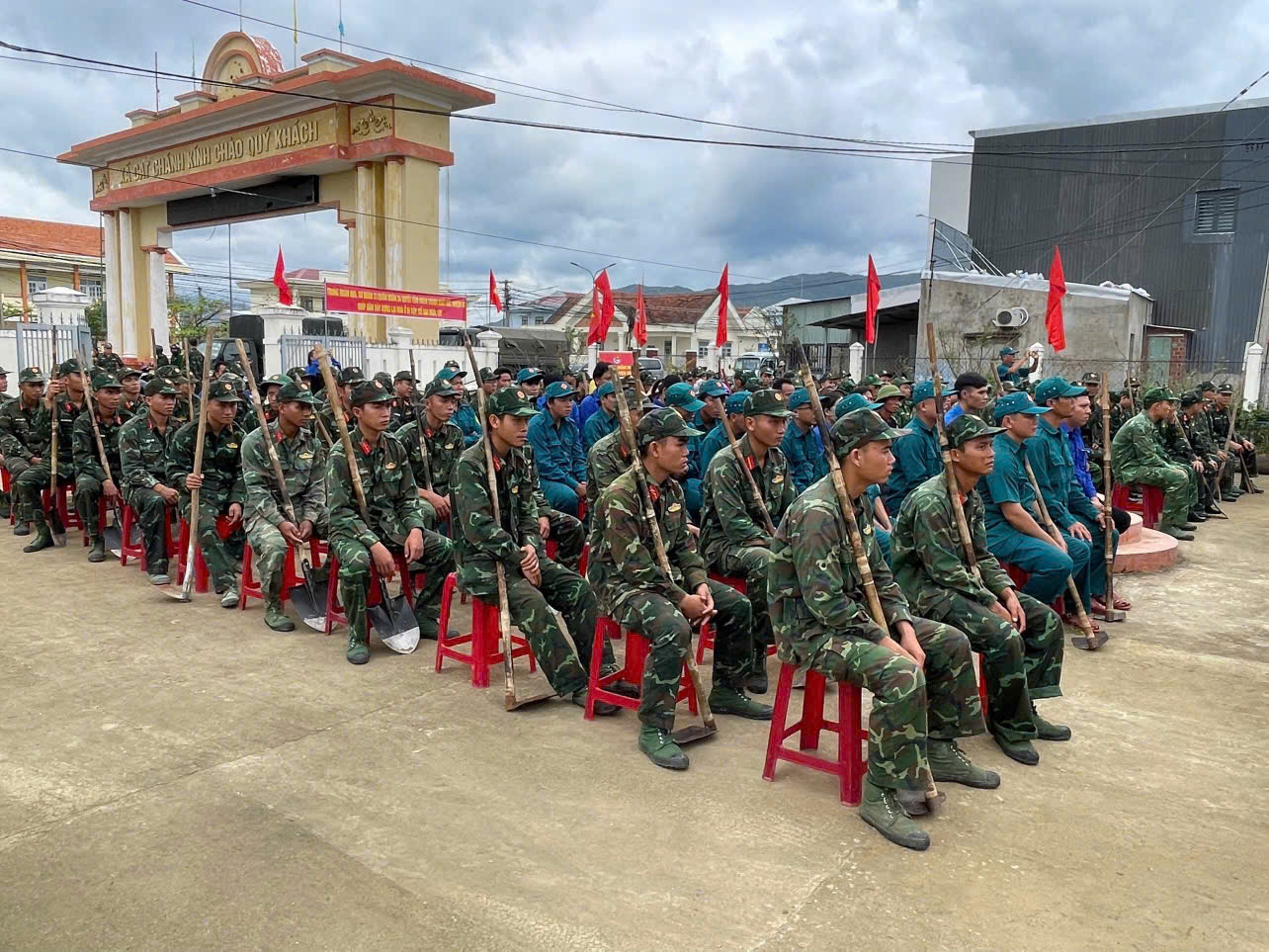 Thần tốc xây dựng lại những mái nhà sau lũ dữ- Ảnh 9.