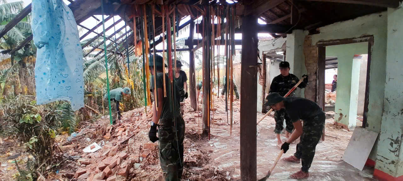 Thần tốc xây dựng lại những mái nhà sau lũ dữ- Ảnh 7.