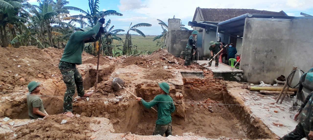 Thần tốc xây dựng lại những mái nhà sau lũ dữ- Ảnh 5.