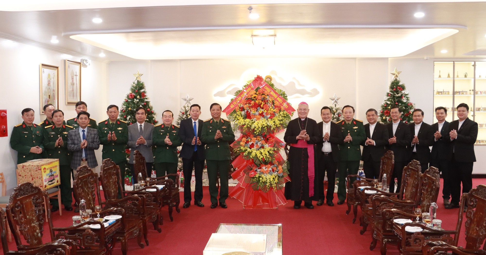 Bộ Tư lệnh Quân khu 4 chúc mừng Giáng sinh Tổng Giáo phận Huế- Ảnh 1.