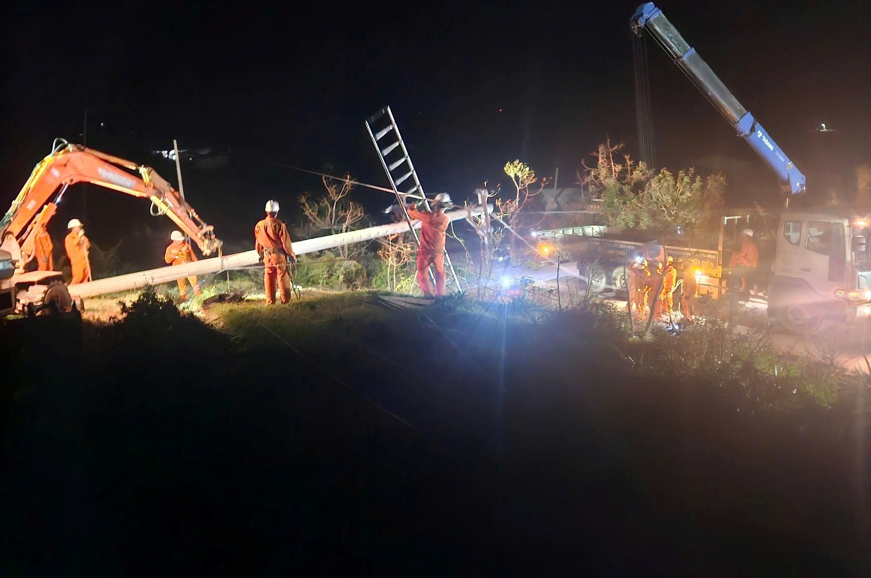 Khôi phục điện sau bão số 13 tại Gia Lai: Cuộc chạy đua với 3 kỷ lục- Ảnh 4.