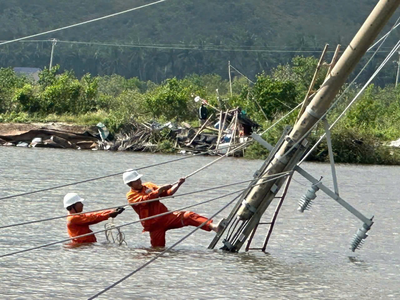Khôi phục điện sau bão số 13 tại Gia Lai: Cuộc chạy đua với 3 kỷ lục- Ảnh 3.