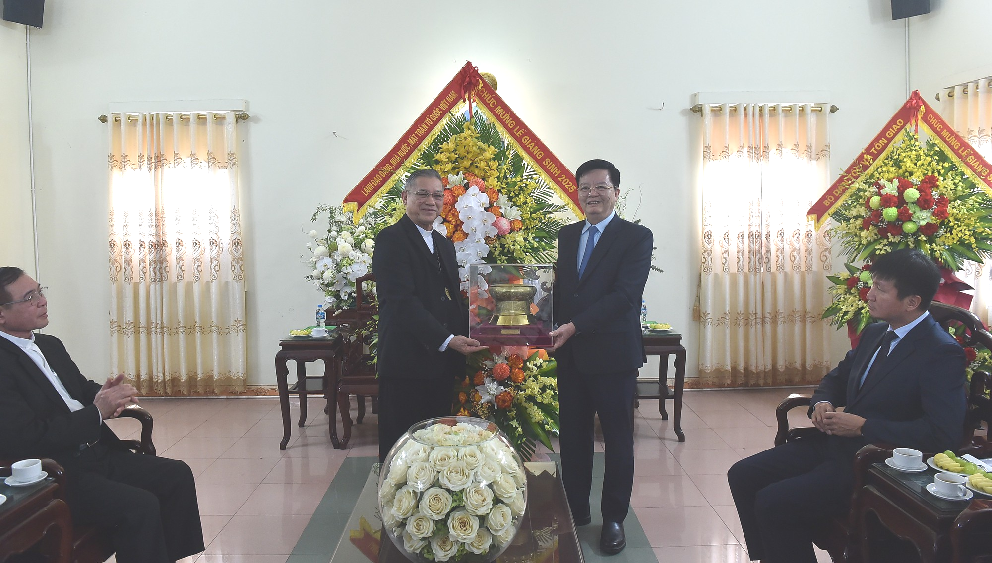 Phó Thủ tướng Mai Văn Chính thăm, chúc mừng Giáng sinh tại Ninh Bình- Ảnh 2.