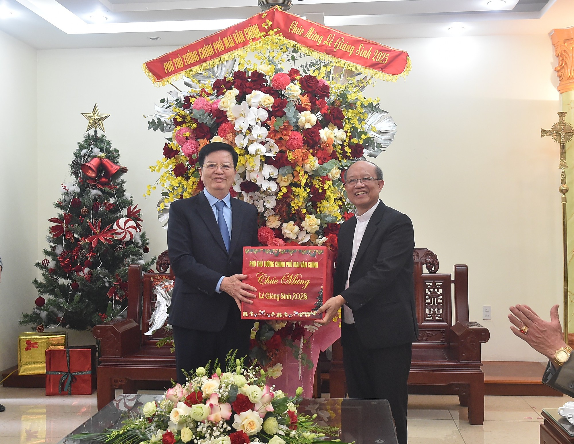 Phó Thủ tướng Mai Văn Chính thăm, chúc mừng Giáng sinh tại Ninh Bình- Ảnh 4.