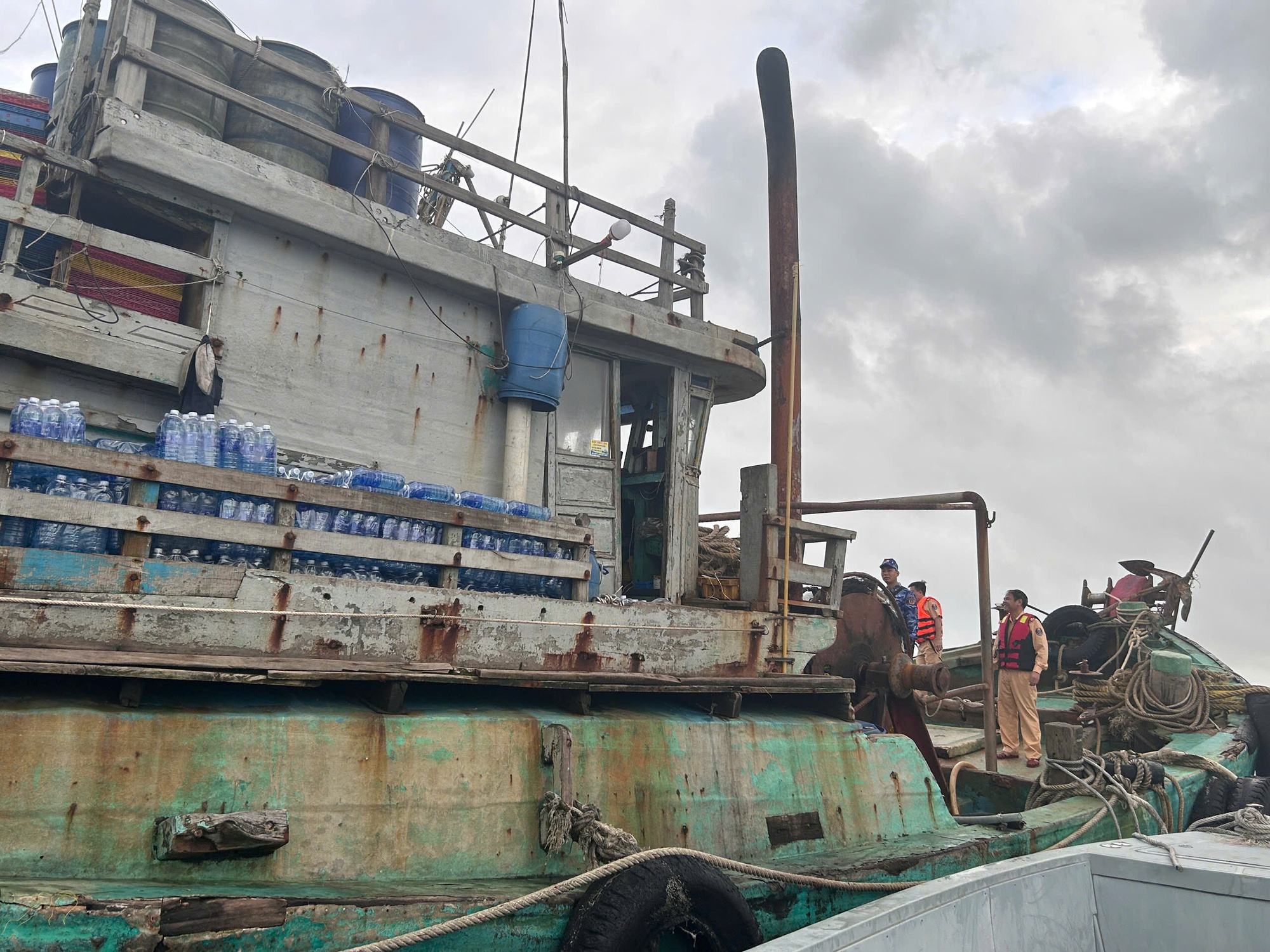 Đà Nẵng: Bắt giữ 2 tàu cá vận chyển 47.000 lít dầu DO không có nguồn gốc hợp pháp- Ảnh 4.