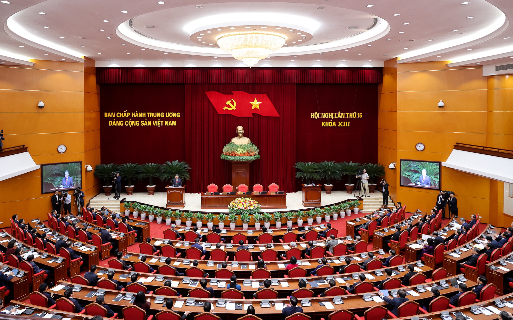 Bế mạc Hội nghị Trung ương 15