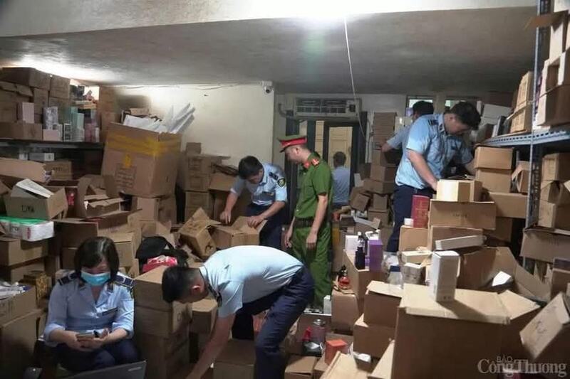 Phát hiện cơ sở kinh doanh nước giặt giả mạo nhãn hiệu trên không gian mạng- Ảnh 1.