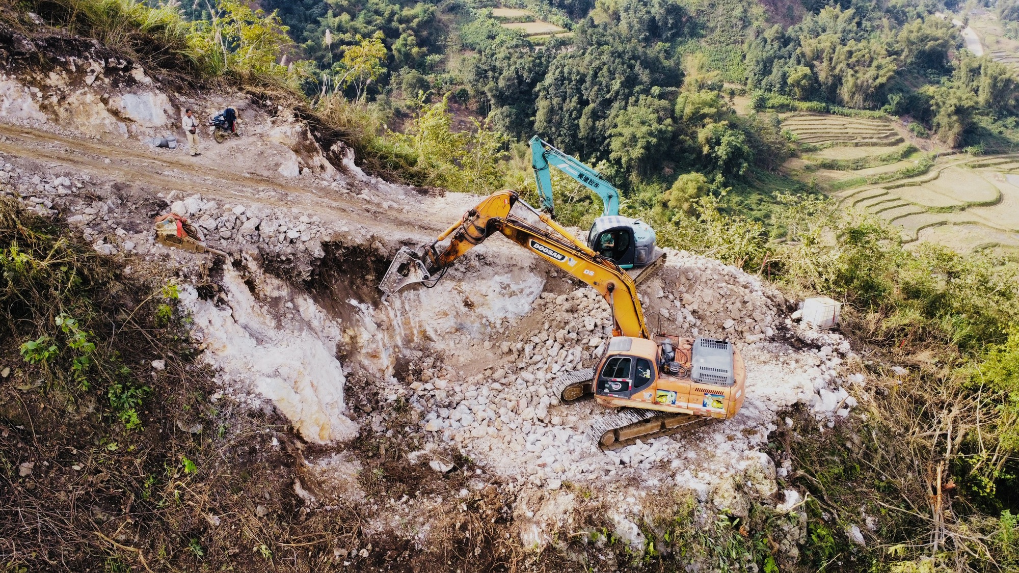 Nỗ lực vượt khó, tăng tốc thi công dự án đường dây 220 kV Than Uyên – Lào Cai- Ảnh 2.