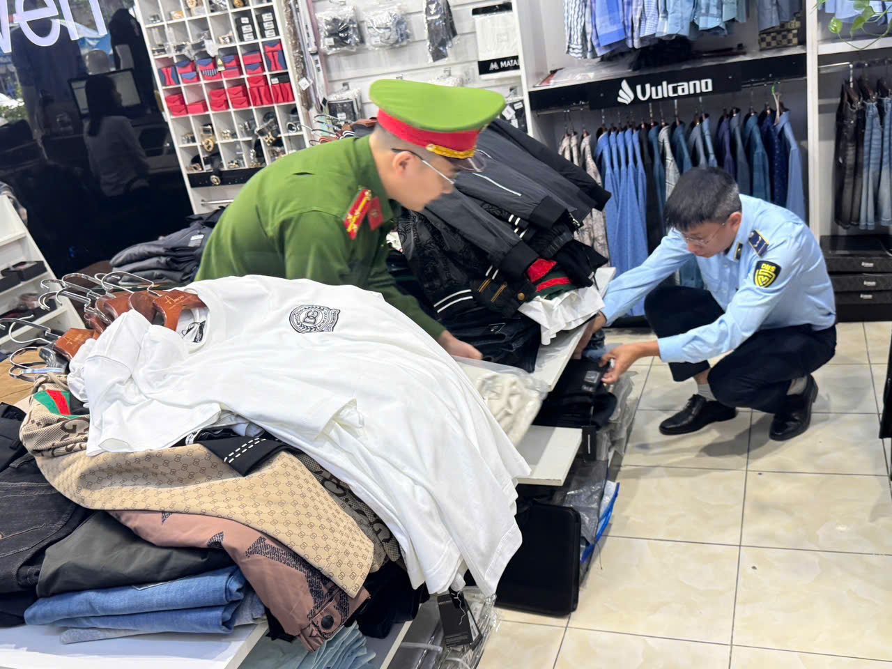 Siết quản lý hàng hóa trên sàn thương mại điện tử: Hoàn thiện quy định pháp lý, tăng hiệu lực thực thi- Ảnh 1.