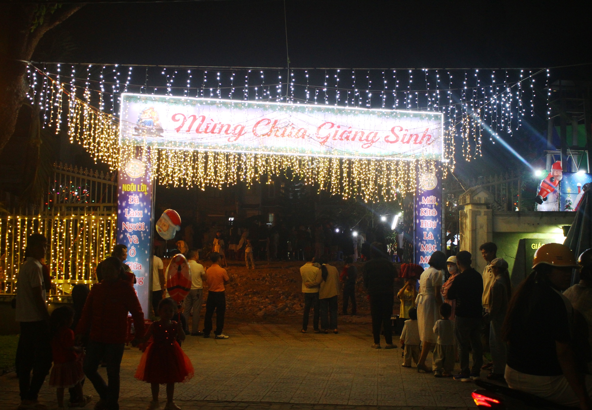 Đông đảo người dân xuống phố, đến nhà thờ đón Giáng sinh tại Đà Nẵng- Ảnh 3.