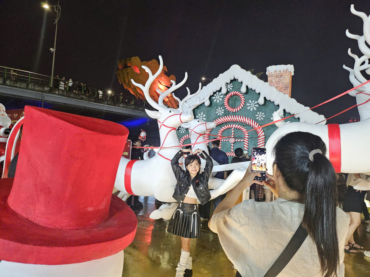 Đông đảo người dân xuống phố, đến nhà thờ đón Giáng sinh tại Đà Nẵng- Ảnh 6.