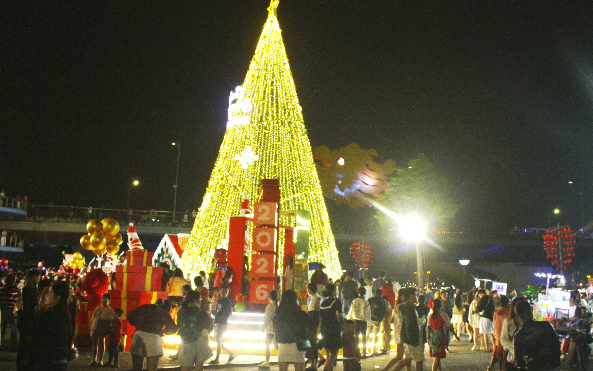 Rộn ràng chuỗi lễ hội chào năm mới 2026 tại miền Trung