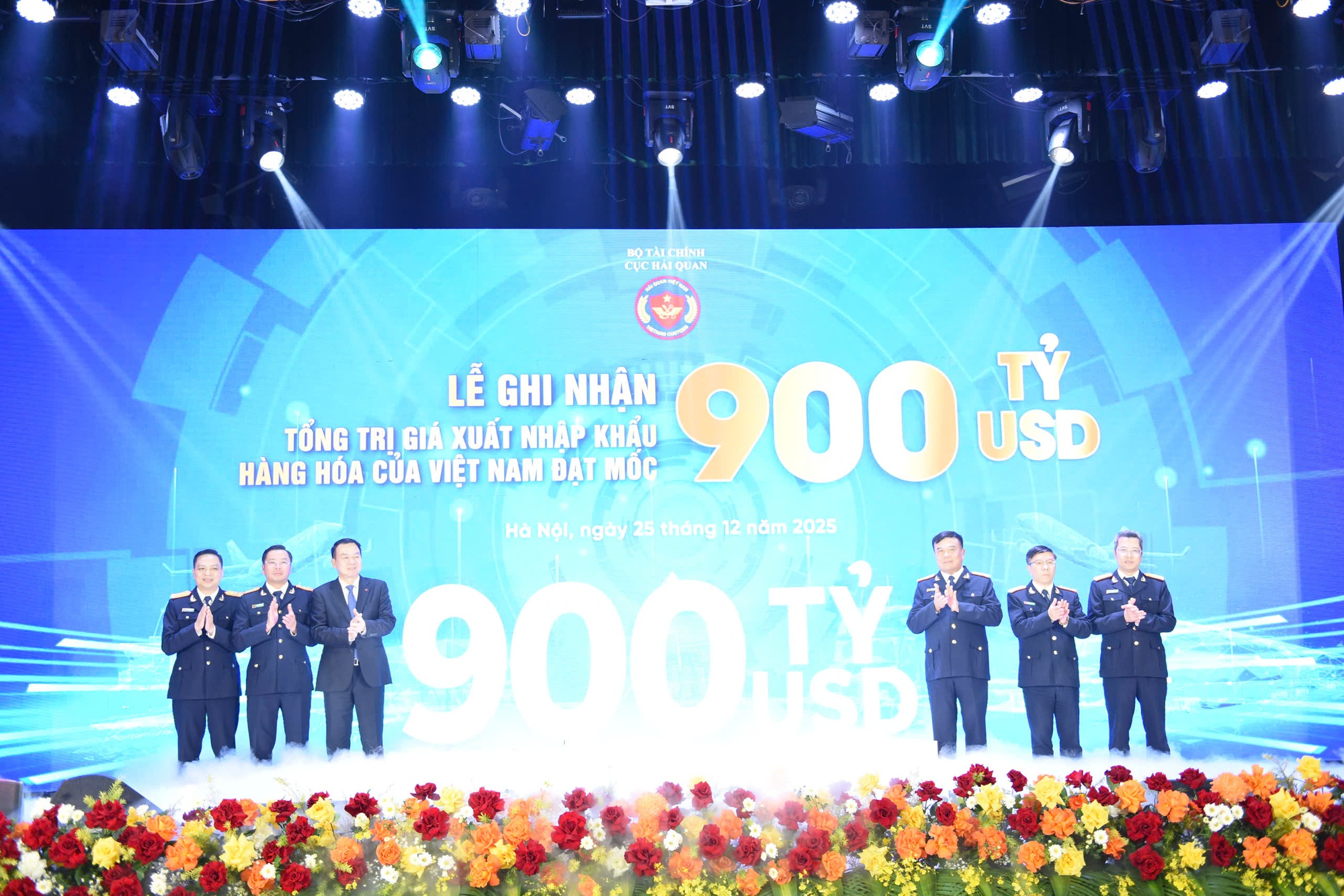 Hải quan tạo thuận lợi thương mại, góp phần đưa xuất nhập khẩu cán mốc 900 tỷ USD- Ảnh 1. Hải quan tạo thuận lợi thương mại, góp phần đưa xuất nhập khẩu cán mốc 900 tỷ USD- Ảnh 1.