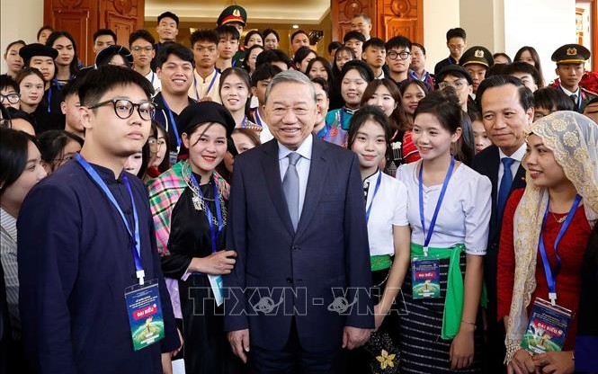 Tổng Bí thư Tô Lâm gặp mặt học sinh, sinh viên, thanh niên dân tộc thiểu số tiêu biểu
