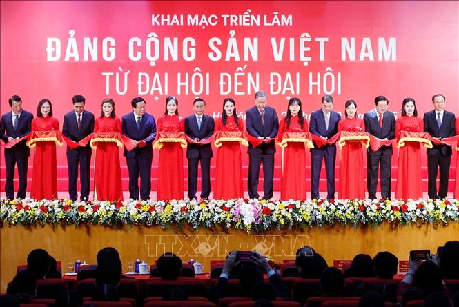 Tổng Bí thư Tô Lâm dự khai mạc triển lãm 'Đảng Cộng sản Việt Nam - Từ Đại hội đến Đại hội'- Ảnh 2.
