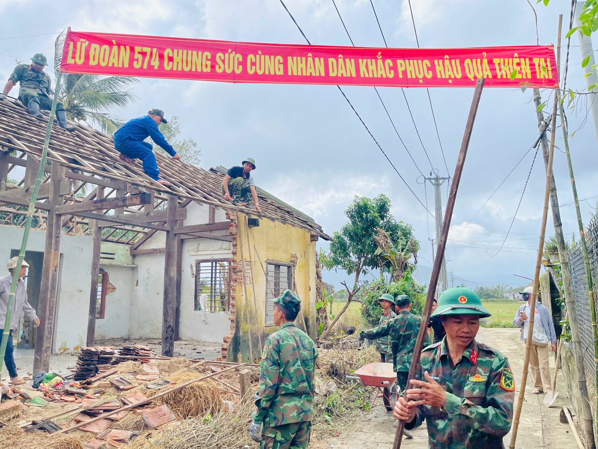 Chiến sĩ Tăng thiết giáp 'vượt nắng thắng mưa' dựng lại mái ấm ở rốn lũ Hòa Thịnh- Ảnh 10.