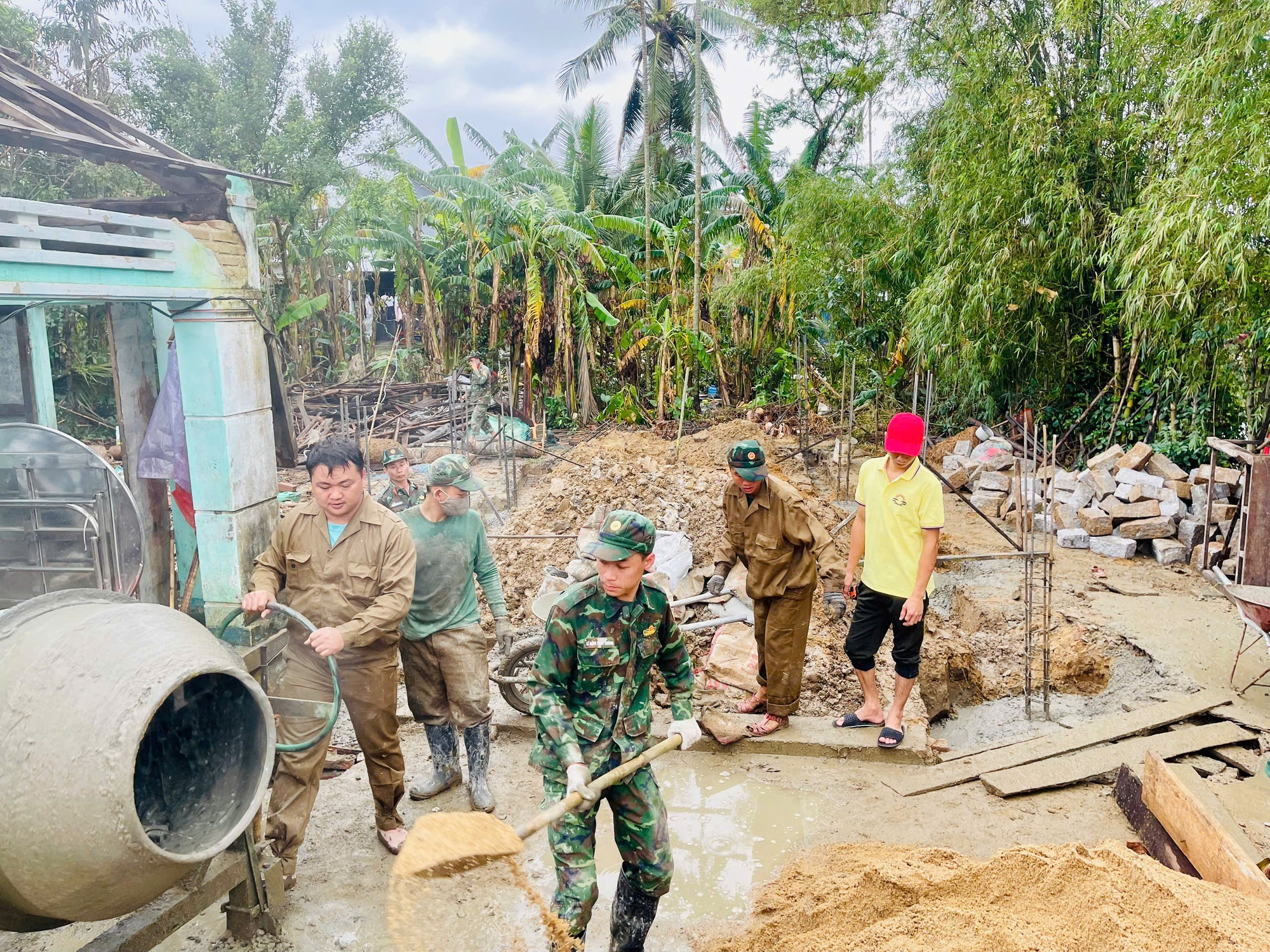 Chiến sĩ Tăng thiết giáp 'vượt nắng thắng mưa' dựng lại mái ấm ở rốn lũ Hòa Thịnh- Ảnh 3.